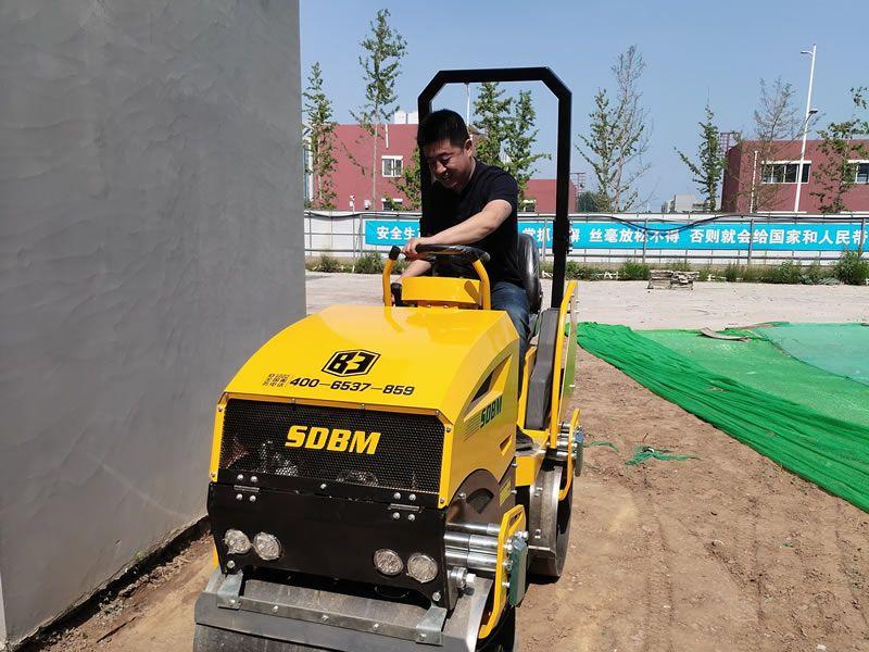 座駕振動壓路機在惡劣環(huán)境下如何工作？