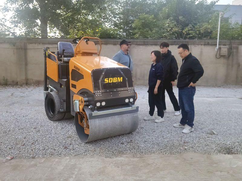 國(guó)外客戶來(lái)我公司考察試駕小型壓路機(jī)