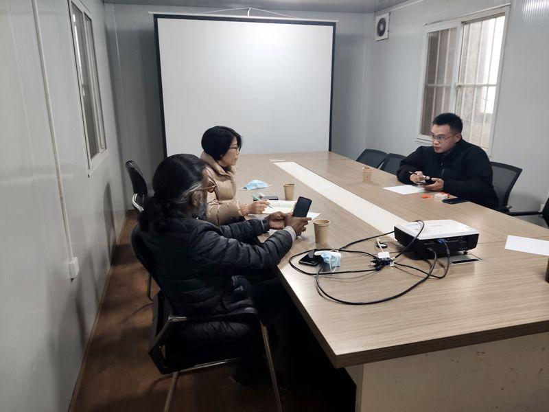 國(guó)外客戶來(lái)我廠考察，試駕奔馬小型壓路機(jī)