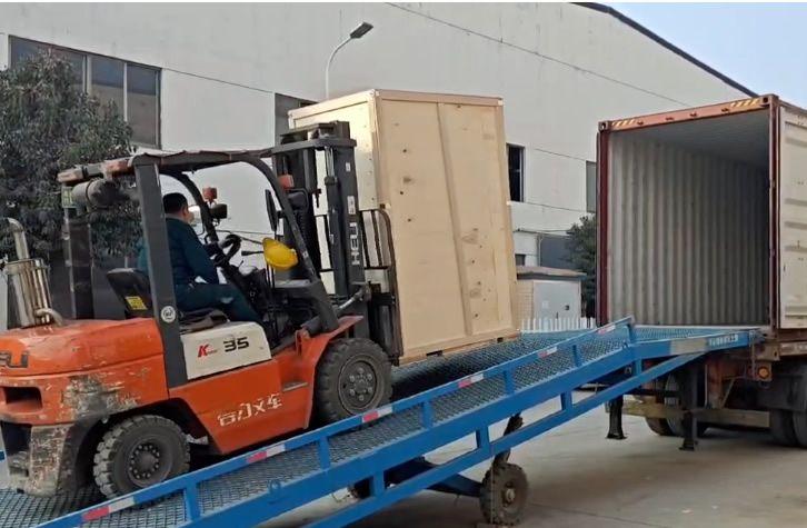 山東奔馬工程機(jī)械30臺(tái)9米移動(dòng)照明車(chē)出口發(fā)貨