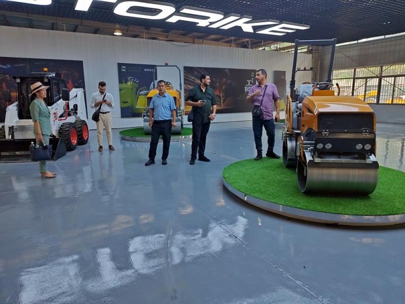 國(guó)外客戶來(lái)我廠參觀考察小型壓路機(jī)，并達(dá)成合作意向