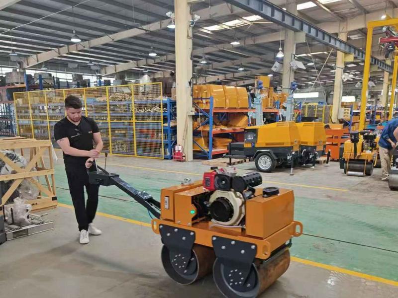 國外客戶來我廠參觀考察小型壓路機(jī)、移動照明車等產(chǎn)品