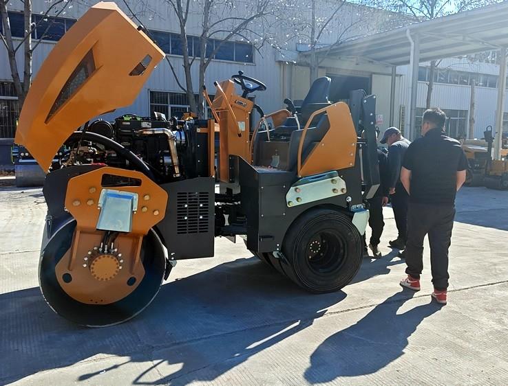 3月18日，哈薩克斯坦客戶(hù)來(lái)廠體驗(yàn)考察5噸膠輪壓路機(jī)