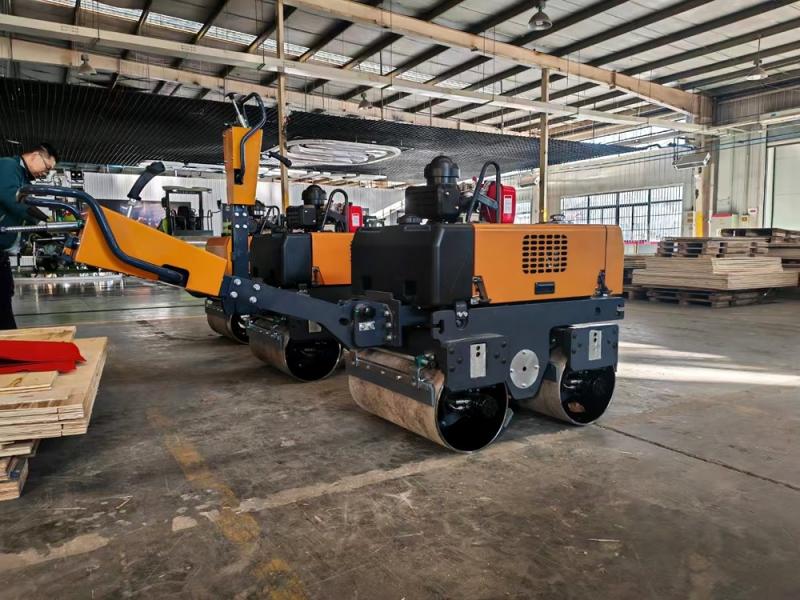 國(guó)外客戶定制的小型壓路機(jī)發(fā)貨