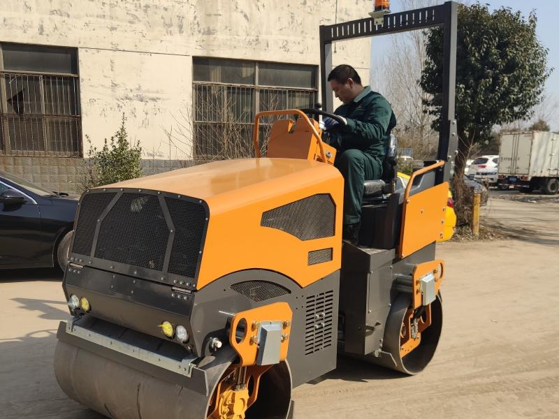 國(guó)外某代理商訂購(gòu)奔馬5噸小型壓路機(jī)