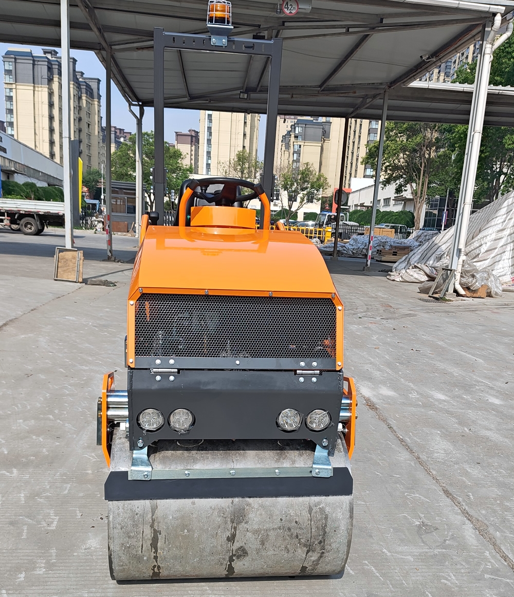 新款1.5噸小型座駕式壓路機(jī)BM1500